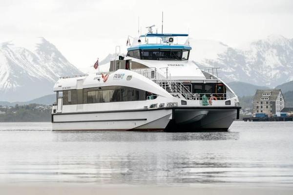 Regjeringen ønsker krav om nullutslipp for ferjer og hurtigbåter