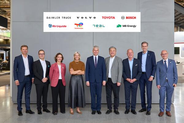 Toyota inng&aring;r samarbeid om bruk av hydrogen i tungtransporten