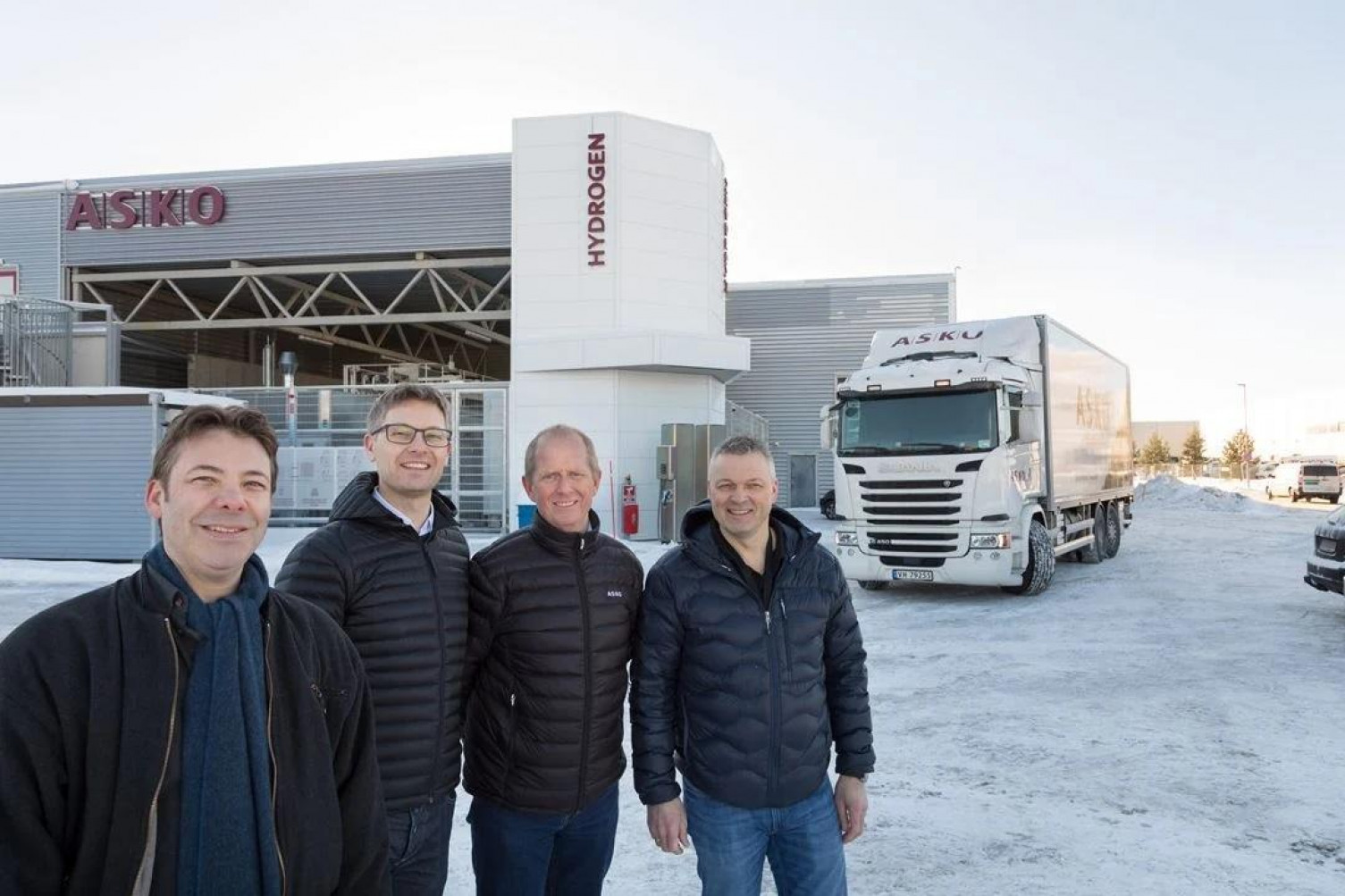 SINTEFs Steffen Møller-Holst (t.v.) skal koordinere det europeiske H2Accelerate Trucks-prosjektet. Her er han sammen med Anders Ødegård i SINTEF, ASKO Midt-Norges sjef, Jørn Arvid Endresen og kjøretøyansvarlig Roger Sæther, foran en av ASKOS hydrogenlastebiler.