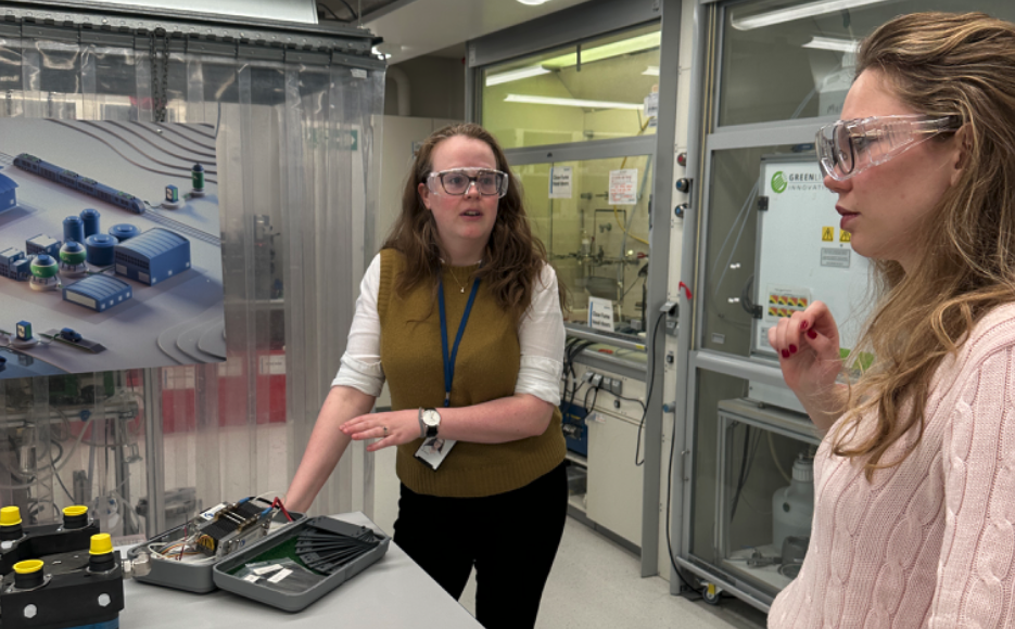 Katie McCay viser Lin April Løstegård rundt på laboratoriet.