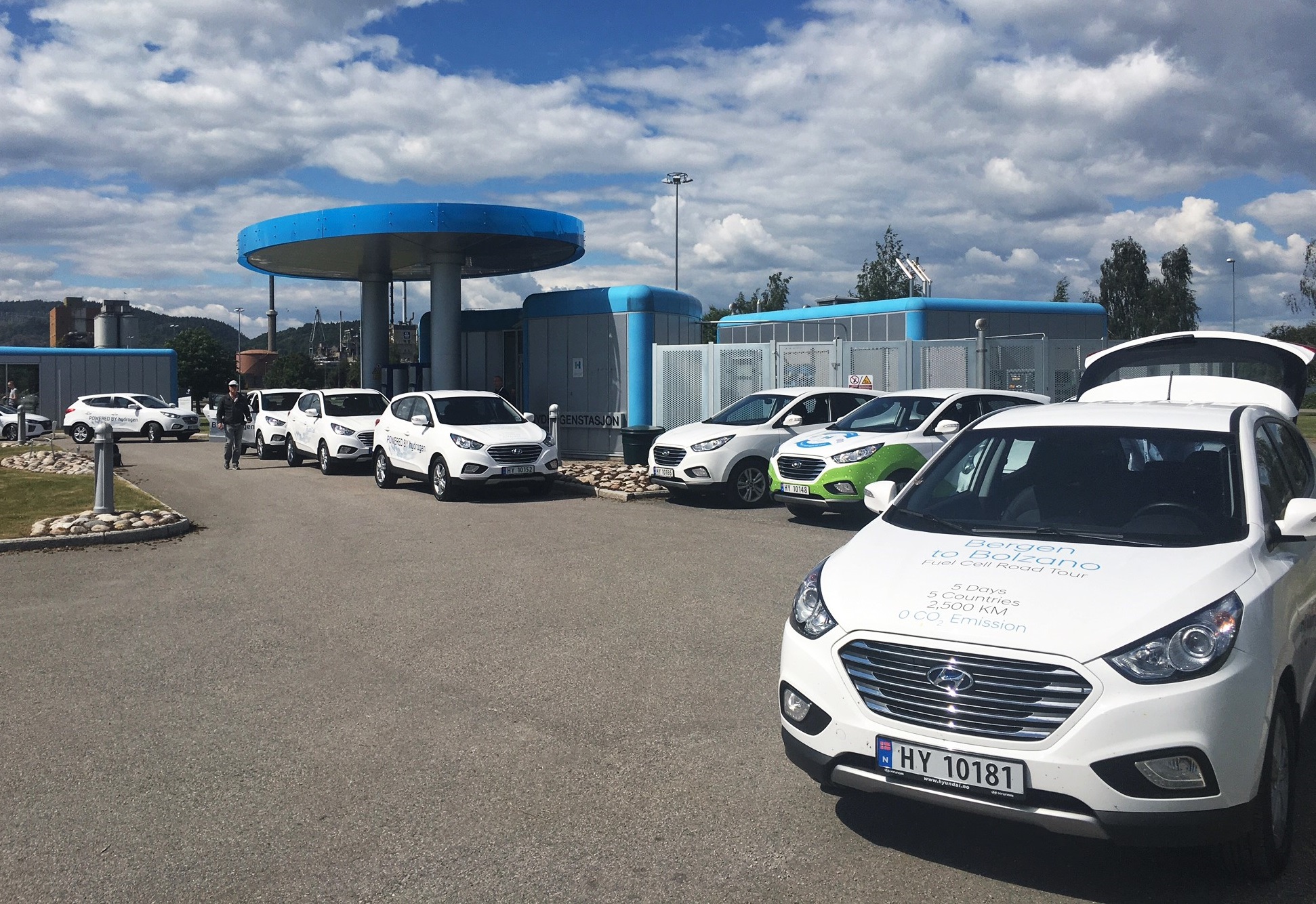 Hyops hydrogenstasjon i Porsgrunn var første stopp på veien da Hyundai inviterte biljournalister til å kjøre hydrogenbiler fra Bergen til Bolzano i Italia.