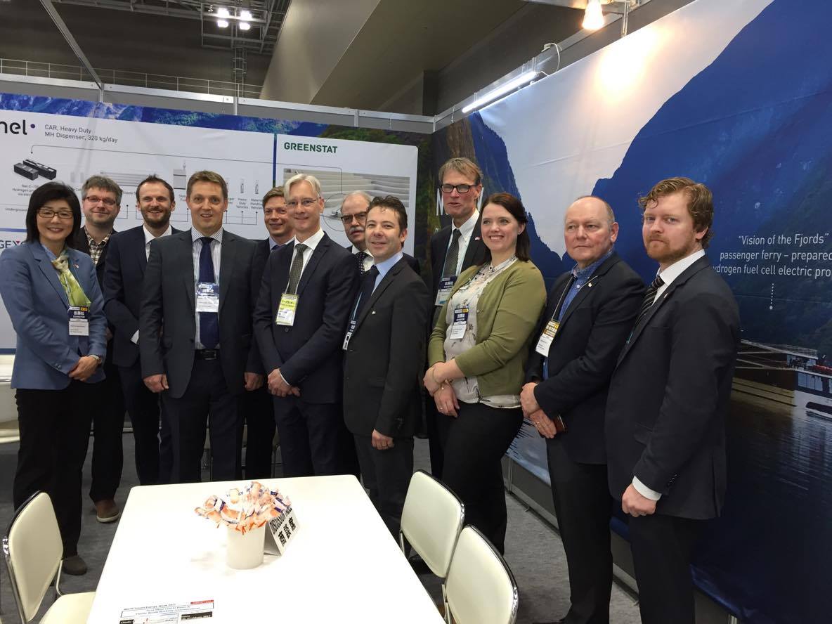 Representanter på den norske paviljongen på FC EXPO: Hiroko Tominaga, Innovasjon Norge Tokyo, Trygve Skjold, Gexcon, Henning Langås, NEL Hydrogen, Bjørn Simonsen, NEL ASA, Norges ambassadør i Japan Erling Rimestad, Rolf Almklov, Innovasjon Norge Tokyo, Steffen Møller-Holst, SINTEF, Trygve Riis, Forskningsrådet, Elisabet Bøe, Sogn og Fjordane Fylkeskommune, Jan Henrik Nygaard, Florø kommune, Kristian E. Vik, Norsk Hydrogenforum. Foto: Norsk Hydrogenforum